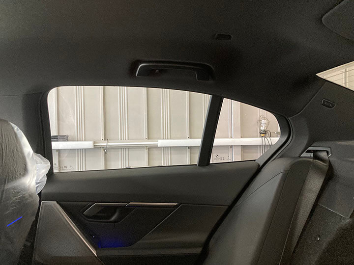 令和7年BMW5シリーズセダンのカーフィルム施工後内側の右後ろドアガラス
